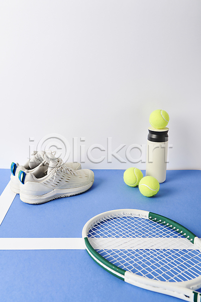 사람없음 JPG 포토 스튜디오촬영 실내 오브젝트 텀블러 테니스 테니스공 테니스라켓 테니스용품 테니스장 테니스화 파란배경 한켤레 흰배경