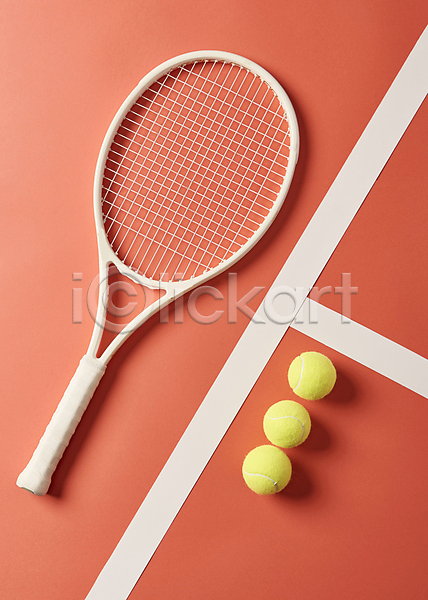 사람없음 JPG 포토 하이앵글 빨간배경 스튜디오촬영 실내 오브젝트 일렬 테니스 테니스공 테니스라켓 테니스용품 테니스장