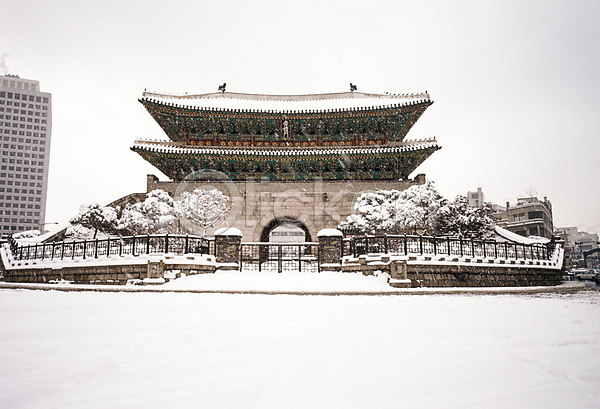 사람없음 JPG 포토 건물 겨울 국보 눈(날씨) 눈내림 눈덮임 빌딩 서울 숭례문 야외 옛날 주간 풍경(경치) 하늘 한국문화