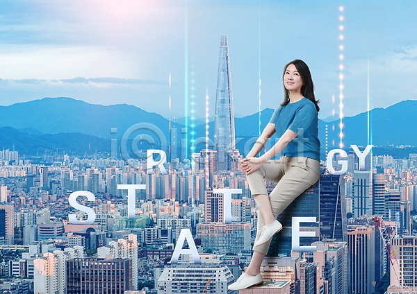 계획 40대 여자 중년 중년여자한명만 한국인 한명 PSD 편집이미지 건물 다리꼬기 도시 미소(표정) 비즈니스 비즈니스우먼 빌딩 빛 산 앉기 전신 타이포그라피 하늘