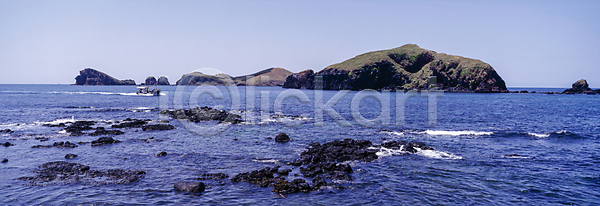 사람없음 JPG 포토 바다 바위(돌) 배(교통) 섬 암초 야외 자연 주간 파란색 풍경(경치) 하늘