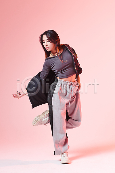 20대 성인 성인여자한명만 여자 한국인 한명 JPG 앞모습 포토 다리들기 댄서 분홍색배경 스튜디오촬영 스트리트패션 스트릿댄스 실내 전신 춤 포즈 한발서기 힙스터 힙합