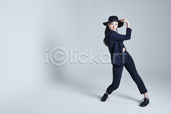 20대 성인 성인여자한명만 여자 한국인 한명 JPG 앞모습 포토 그림자 댄서 모자(잡화) 서기 스튜디오촬영 스트리트패션 스트릿댄스 실내 전신 춤 포즈 흰배경