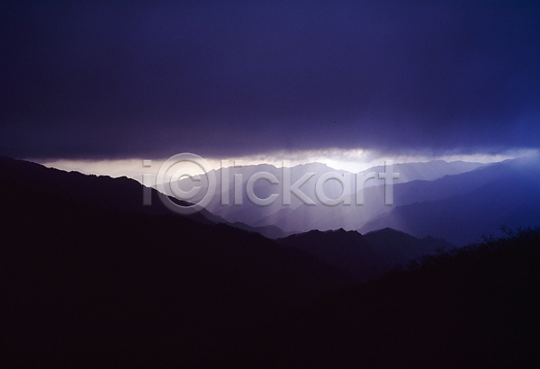 사람없음 JPG 포토 구름(자연) 국내여행 빛 산 산등성이 야외 어둠 자연 주간 풍경(경치) 하늘 한국