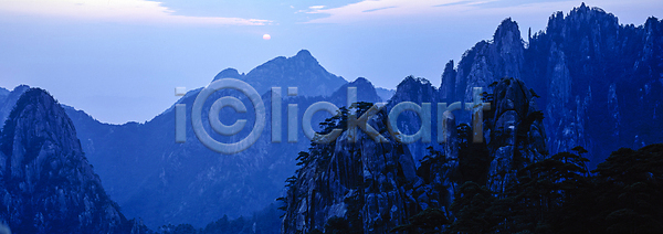 사람없음 JPG 포토 구름(자연) 기암괴석 바위산 산등성이 소나무 야외 자연 주간 중국 태양 풍경(경치) 하늘 황산(산)