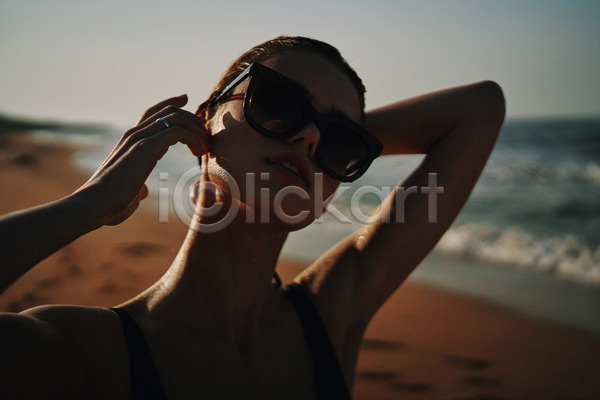 여유 휴식 성인 성인여자한명만 여자 한명 JPG 아웃포커스 앞모습 포토 해외이미지 묶기 바캉스 상반신 선글라스 야외 여름(계절) 여름휴가 역광 주간 해변