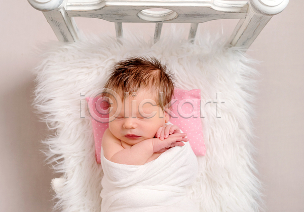 사람 아기 한명 JPG 포토 해외이미지 스튜디오촬영 신생아 아기침대 안락 잠 침대 털