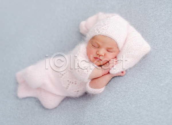 사랑 백인 사람 아기 여자 여자아기한명만 한명 JPG 포토 해외이미지 니트 백그라운드 신생아 실내 잠