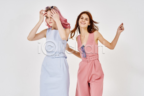 두명 백인 성인 성인여자만 여자 JPG 앞모습 포토 해외이미지 모델 상반신 선글라스 손들기 실내 응시 친구 패션 포즈 흰배경