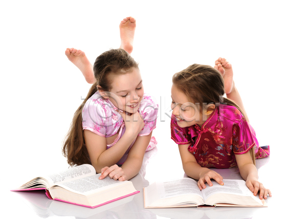 즐거움 함께함 두명 백인 소녀(어린이) 소녀만 어린이 여자 JPG 포토 해외이미지 독서 실내 엎드리기 웃음 자매 책 흰배경