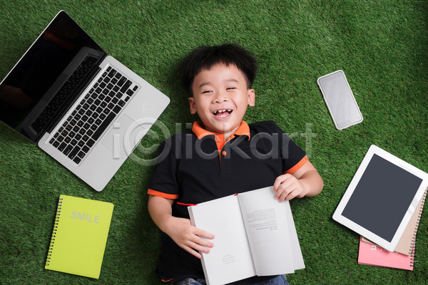 남자 동양인 소년 소년한명만 어린이 한명 JPG 앞모습 포토 하이앵글 해외이미지 공책 노트북 눕기 상반신 스마트폰 실내 웃음 초록배경 태블릿