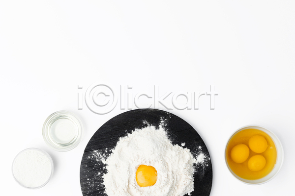 사람없음 JPG 포토 해외이미지 계란 날계란 노른자 밀가루 실내 유리병 접시 카피스페이스 흰배경