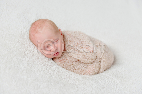 러블리 백인 아기 한명 JPG 포토 해외이미지 눕기 니트 담요 신생아 잠