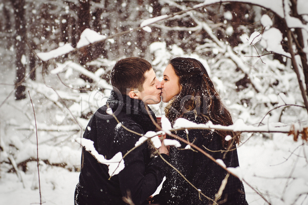 사랑 행복 남자 두명 성인 성인만 여자 JPG 옆모습 포토 해외이미지 겨울 나뭇가지 눈(날씨) 상반신 야외 주간 커플 키스