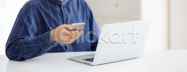 마케팅 설계 스마트 행복 휴식 남자 동양인 사람 성인 한명 JPG 포토 해외이미지 공책 금융 네트워크 노트북 독서 라이프스타일 메시지 모바일 무선전화기 비즈니스 비즈니스맨 소셜 손 스마트폰 실내 아시아 앉기 어플리케이션 업무 연결 인터넷 주택 책상 컴퓨터 탁자 통신 프리랜서 해외포토 핸드폰