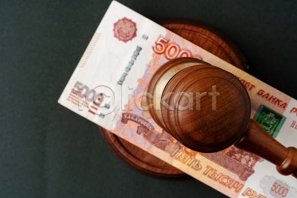 법 사람없음 JPG 포토 해외이미지 검은배경 루블 실내 오브젝트 의사봉 지폐