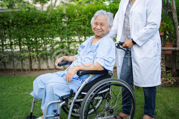 신선 행복 백인 사람 성인 여자 한명 JPG 포토 해외이미지 1 간호 건강 공원 내추럴 도전 돌봄 라이프스타일 바퀴 손 스쿠터 앉기 야외 옛날 은퇴 의자 자연 장애 장애인 질병 컨셉 환자 휠체어 흰색