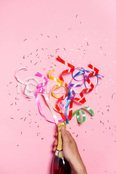즐거움 축하 신체부위 JPG 포토 하이앵글 해외이미지 꽃가루 들기 리본 분홍색배경 생일 샴페인 샴페인병 손 실내 파티