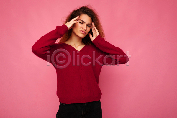 고통 피곤 백인 성인 성인여자한명만 여자 한명 JPG 앞모습 포토 해외이미지 갈색머리 두통 분홍색배경 상반신 스웨터 실내 응시