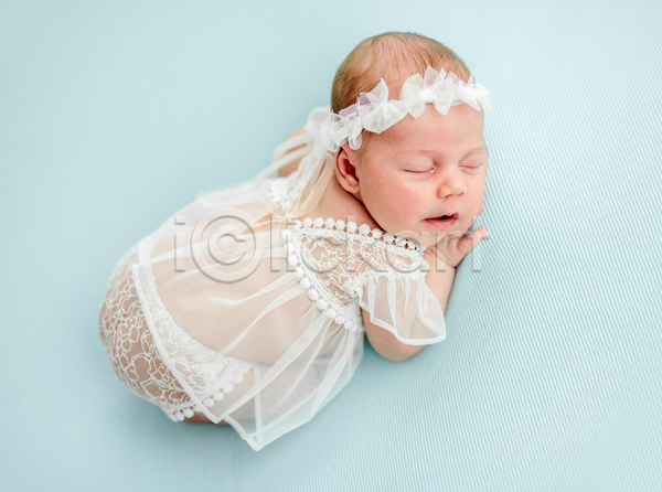 러블리 사람 아기 여자 여자아기한명만 한명 JPG 포토 해외이미지 드레스 머리띠 신생아 안락 잠 천사