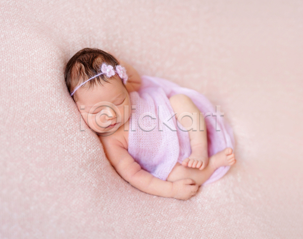 러블리 백인 아기 여자 여자아기한명만 한명 JPG 포토 해외이미지 니트 머리띠 신생아 안락 잠 침대