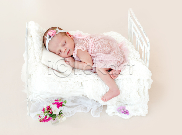 러블리 아기 여자 여자아기한명만 한명 JPG 포토 해외이미지 꽃무늬 드레스 머리띠 백그라운드 신생아 아기침대 안락 잠