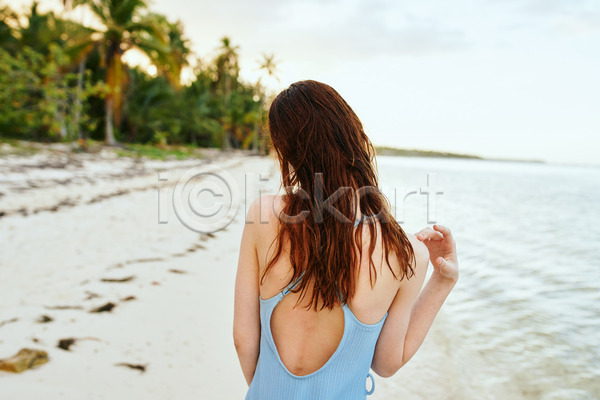 여유 휴식 성인 성인여자한명만 여자 한명 JPG 뒷모습 아웃포커스 포토 해외이미지 바캉스 상반신 수영복 야외 여름(계절) 여름휴가 주간 해변