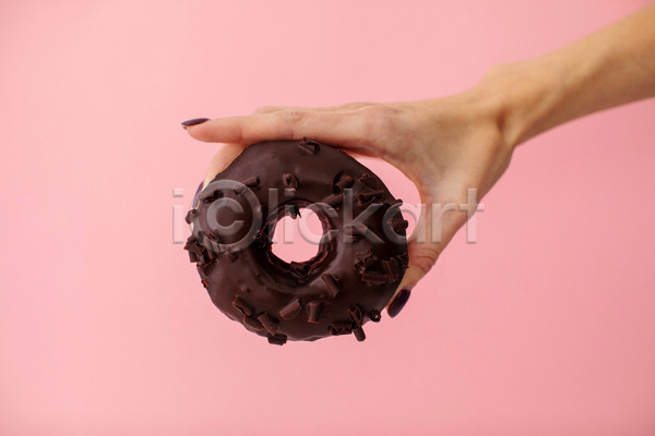 신체부위 JPG 포토 해외이미지 도넛 들기 디저트 분홍색 손 실내 초코맛 초콜릿