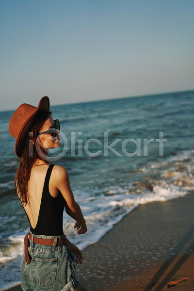 여유 휴식 성인 성인여자한명만 여자 한명 JPG 뒷모습 포토 해외이미지 뒤돌아보기 모자(잡화) 바캉스 상반신 선글라스 야외 여름(계절) 여름휴가 주간 해변