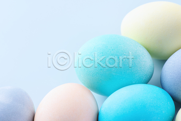 사람없음 JPG 포토 해외이미지 계란 부활절 부활절계란 실내 알록달록 파란배경