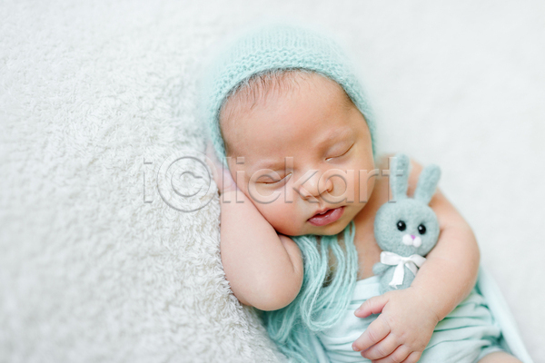 남자 남자아기한명만 사람 아기 한명 JPG 포토 해외이미지 신생아 잠 잡기 토끼인형 파란색