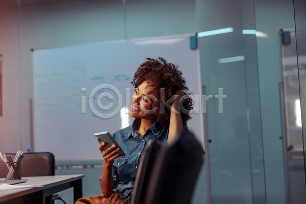 서양인 성인 성인여자한명만 여자 한명 흑인 JPG 옆모습 포토 해외이미지 들기 비즈니스우먼 상반신 스마트폰 우먼라이프 회의 회의실