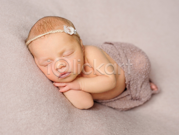 러블리 사람 아기 여자 여자아기한명만 한명 JPG 포토 해외이미지 기저귀 꽃 담요 머리띠 신생아 잠