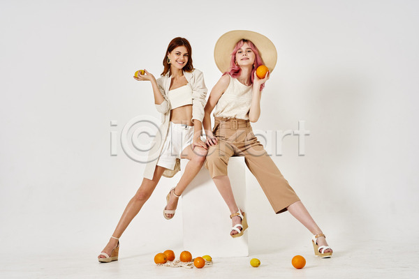 두명 백인 성인 성인여자만 여자 JPG 포토 해외이미지 과일 들기 모델 모자(잡화) 실내 앉기 응시 전신 친구 패션 포즈 흰배경