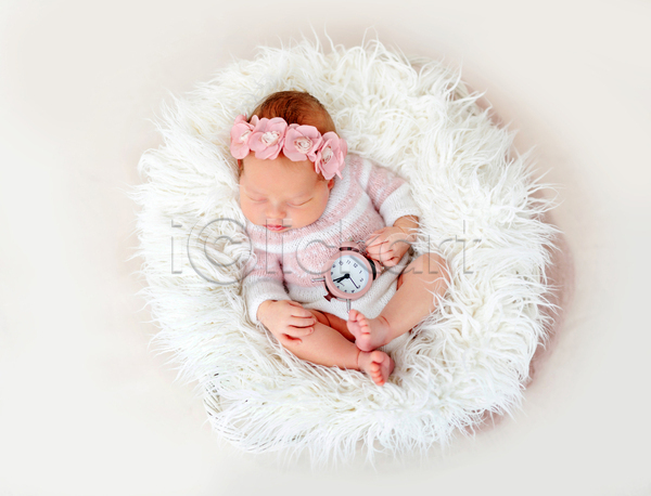러블리 사람 아기 여자 여자아기한명만 한명 JPG 포토 해외이미지 담요 머리띠 시계 신생아 안락 잠