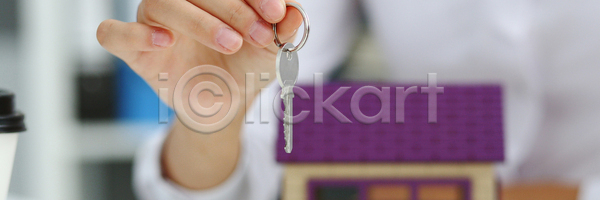 계약 성공 투자 사람 사람없음 JPG 포토 해외이미지 건물 건축양식 구매 대여 모션 백그라운드 보험 부동산 부동산중개인 비즈니스 비즈니스우먼 서비스 세일 소유 손 아파트 열쇠 오픈 은색 잡기 재산 제의 주기 주인 주택 중개인 진짜 컨셉 해외포토 헬프