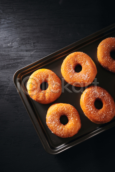 달콤 사람없음 JPG 포토 하이앵글 해외이미지 검은배경 도넛 설탕 실내 쟁반