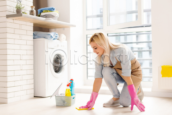 성인 성인여자한명만 여자 한명 JPG 포토 해외이미지 고무장갑 닦기 라이프스타일 무릎꿇기 바구니 바닥 세제 세탁기 일상 주부 청소