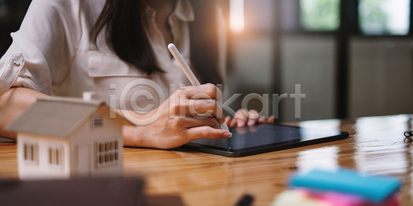 성인 성인여자한명만 여자 한명 JPG 소프트포커스 앞모습 포토 해외이미지 건축모형 들기 비즈니스 사무실 상반신 업무 태블릿 태블릿펜