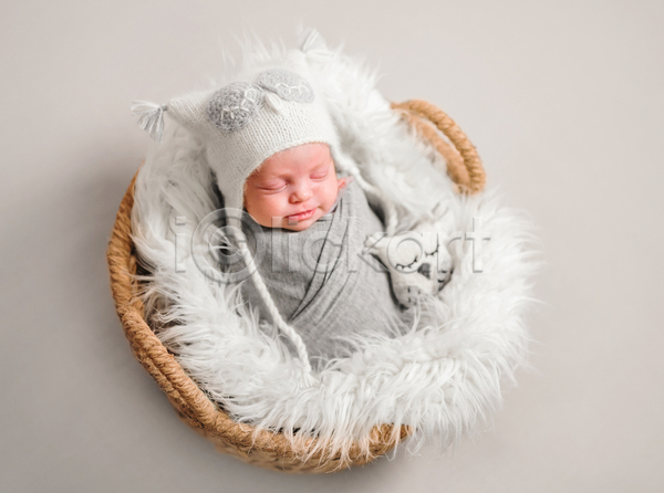 사람 아기 한명 JPG 포토 해외이미지 니트 모자(잡화) 바구니 신생아 위치 인형 잠 컨셉