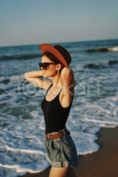 여유 휴식 성인 성인여자한명만 여자 한명 JPG 옆모습 포토 해외이미지 걷기 미소(표정) 바캉스 상반신 선글라스 야외 여름(계절) 여름휴가 주간 해변