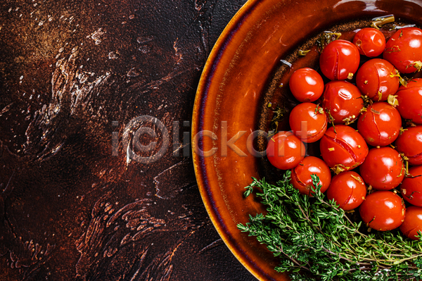 사람없음 JPG 포토 해외이미지 나무배경 마리네이드 방울토마토 백리향 실내 접시 토마토