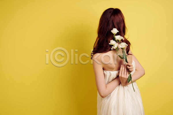 행복 성인 여자 한명 JPG 뒷모습 포토 해외이미지 꽃다발 노란색 들기 상반신 실내