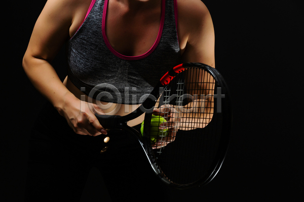 성인 성인여자한명만 여자 한명 JPG 앞모습 포토 해외이미지 검은배경 들기 상반신 실내 테니스 테니스공 테니스라켓 테니스복