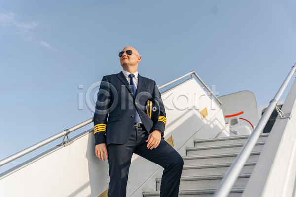 남자 성인 성인남자한명만 한명 JPG 앞모습 포토 해외이미지 계단 상반신 서기 선글라스 야외 응시 주간 파일럿 포즈 하늘 항공