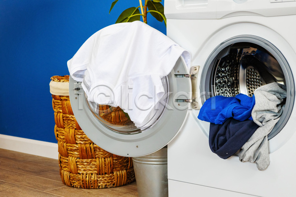 사람없음 JPG 포토 해외이미지 걸기 넣기 드럼세탁기 빨랫감 세탁물 실내 오픈 옷