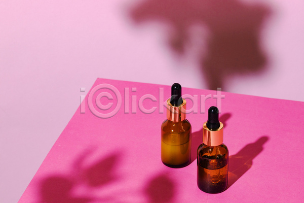 사람없음 JPG 포토 해외이미지 공병 그림자 두개 분홍색배경 뷰티 스킨케어 실내 앰플 오브젝트 화장품