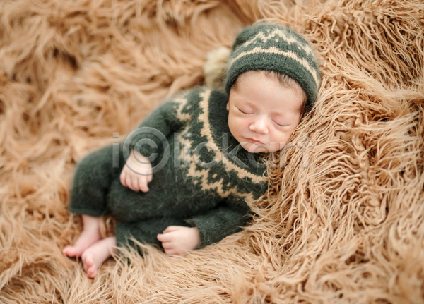 러블리 남자 남자아기한명만 사람 아기 한명 JPG 포토 해외이미지 니트 담요 신생아 안락 양모 잠