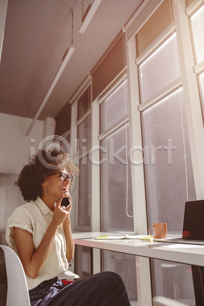 서양인 성인 성인여자한명만 여자 한명 흑인 JPG 옆모습 포토 해외이미지 들기 비즈니스우먼 상반신 스마트폰 앉기 우먼라이프 의자 창가 창문 책상 통화