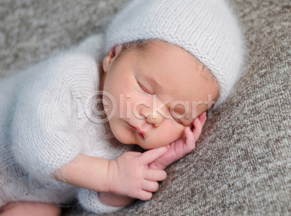 사랑 남자 남자아기한명만 백인 사람 아기 한명 JPG 근접촬영 포토 해외이미지 니트 백그라운드 신생아 안락 잠